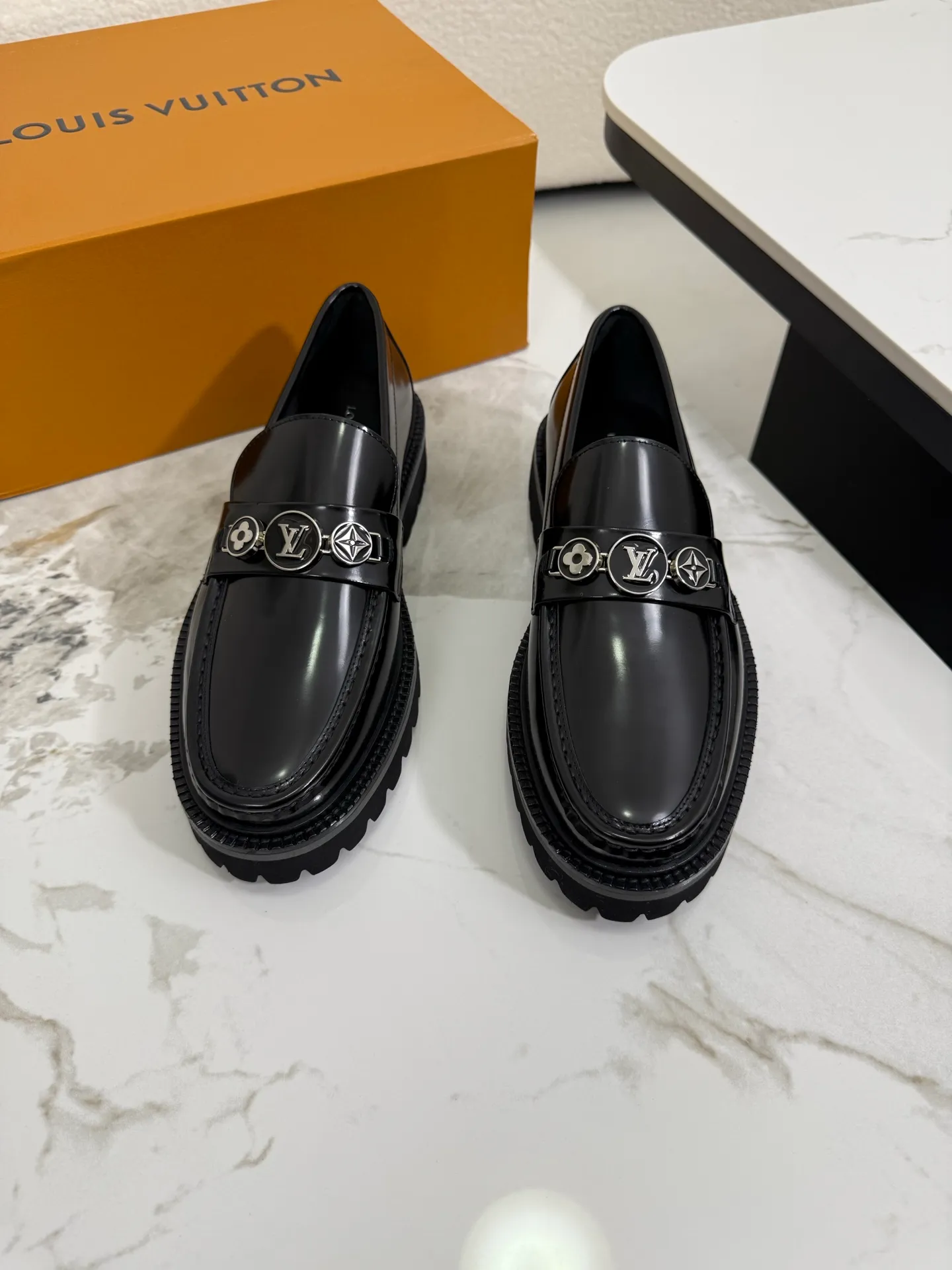 [L Family] Top P: 800💰 ▪️Size: 39-44 (38.45 custom-made) The top male god leather shoes Lv series are sold at the same time with original factory configuration, original cowhide fabric imported from Italy, soft and comfortable, imported water-dyed cow lining, soles: original ultra-light French foam outsole super comfortable, original factory with single goods 🔍🔍high quality, can be entered and exited at will, welcome to compare and synchronize.